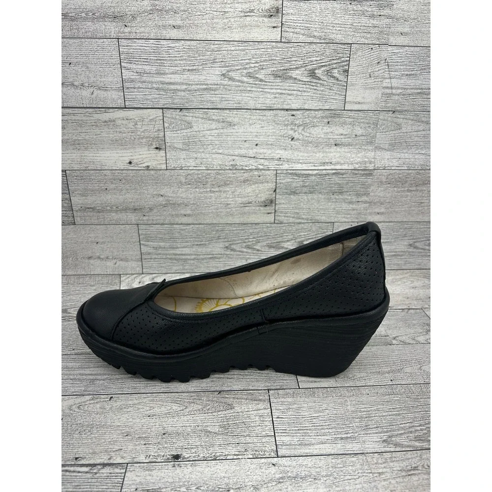 FLY LONDON Black Leather Perforated Wedge Ballet Flats‎ Women Size 37 P500798000